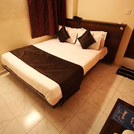 Hotel Raj Palace Ахмедабад Екстериор снимка