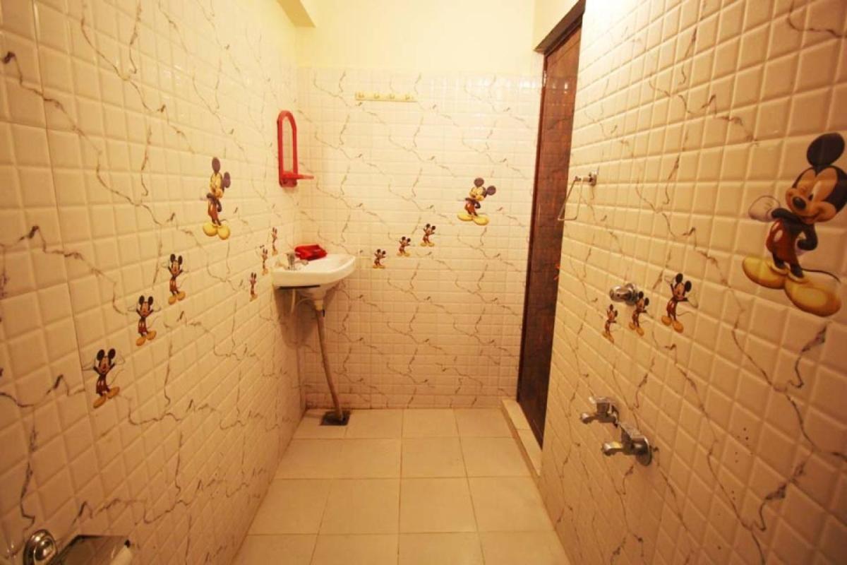 Hotel Raj Palace Ахмедабад Екстериор снимка